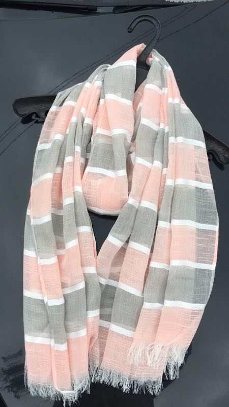 The yarn-dyed scarf is made of cotton