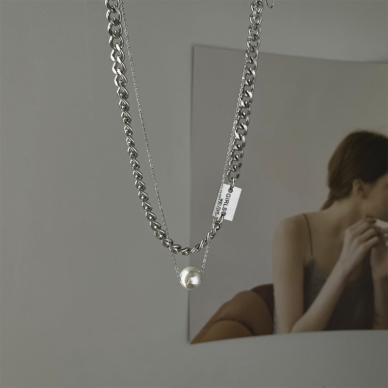 Double-layer alloy necklace in European and American style Application Scenario