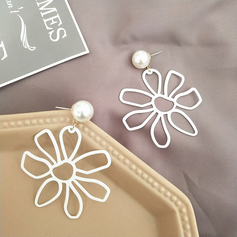 Large flower earrings, petal pearl earrings, feminine charm, Korean simple and trendy earrings and ear clips detail image 5