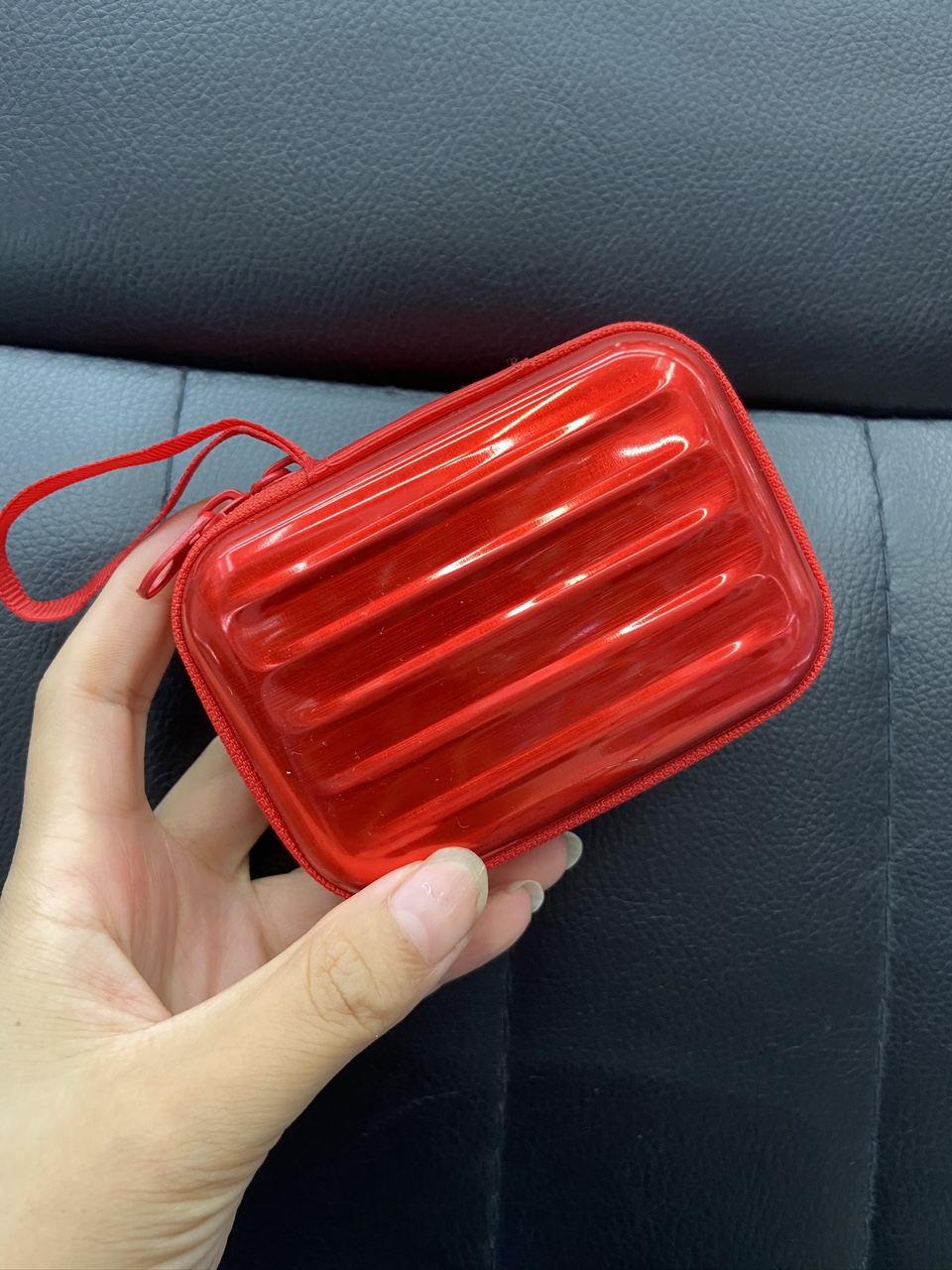 Tinplate purse bright red full figure