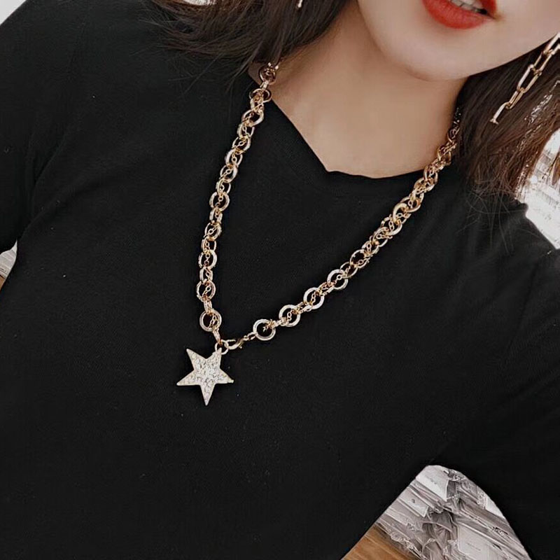 The new exaggerated thick chain five-pointed star sparkling diamond sweater chain from Europe and America, the cold style of women, the popular heart-shaped necklace and accessory trend details Picture