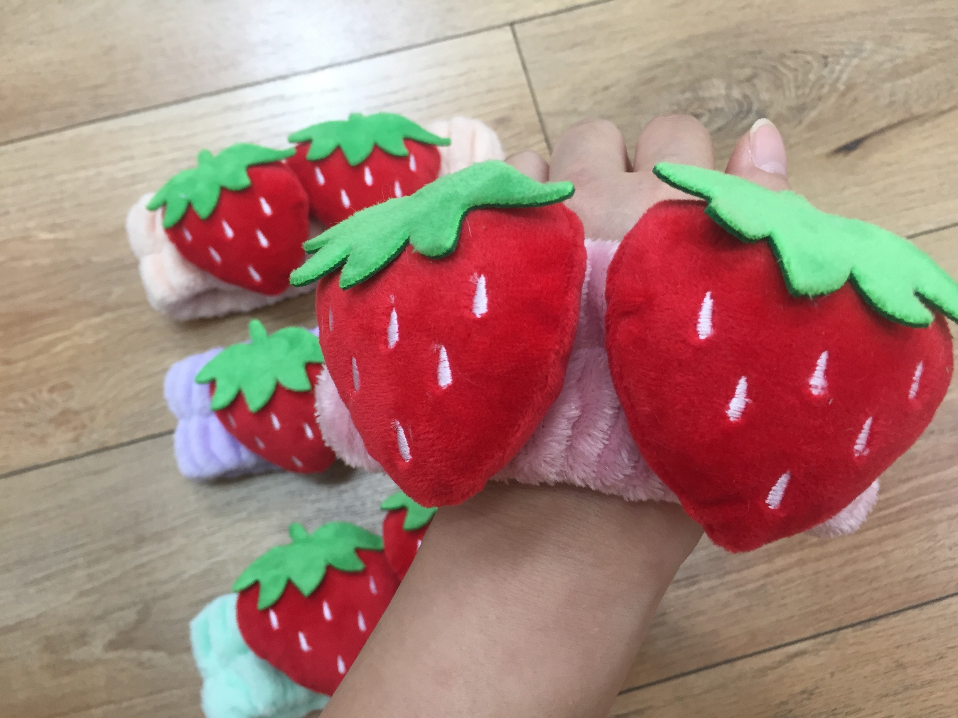 厂家批发 韩版简约可爱两颗草莓法兰绒头带 化妆洗脸必备单品详情图2