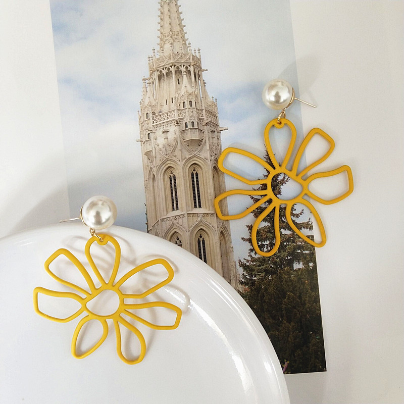 Large flower earrings, petal pearl earrings, feminine charm, Korean simple and trendy earrings and ear clips detail image 3