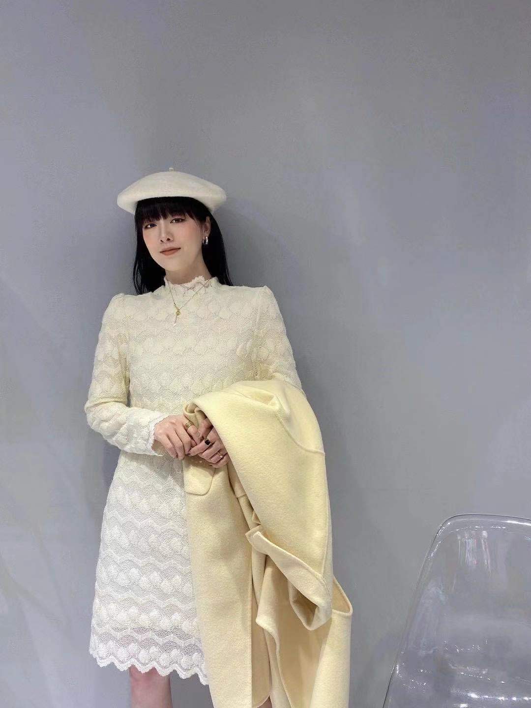 休闲装秋冬款长袖混纺材质韩版均码女士潮流款米白色连衣裙图
