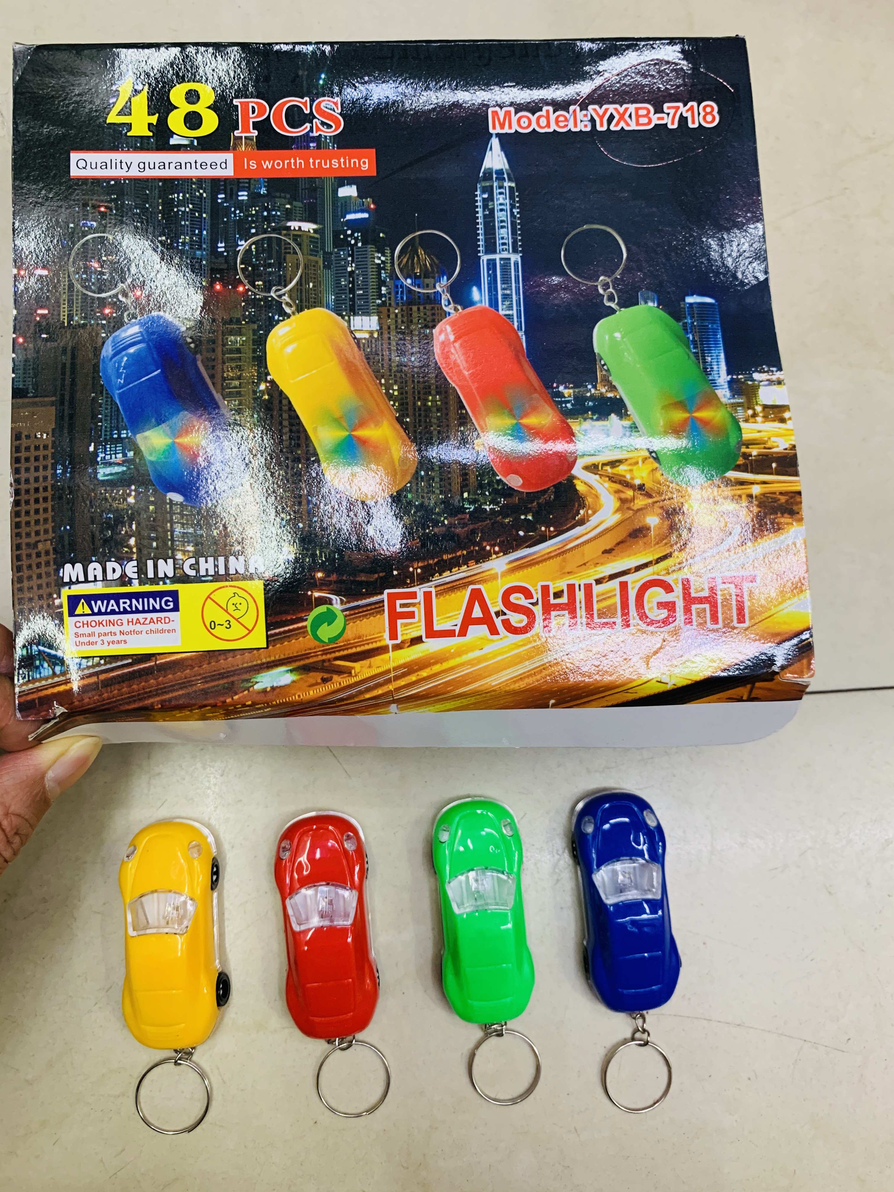 闪光发光小汽车挂件，汽车钥匙扣挂件，LED灯挂件产品图