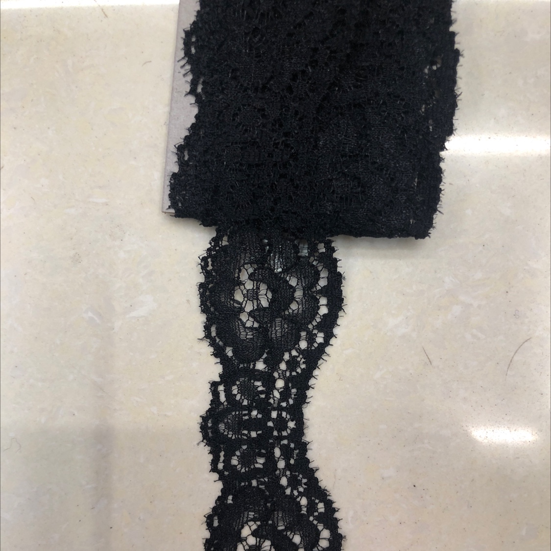 There are single-color lace trim manufacturers' fabrics