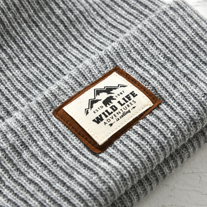 New autumn and winter hats: Men's cold-proof and warm pullover knitted hat, women's outdoor cycling thickened solid color woolen hat detail image 3