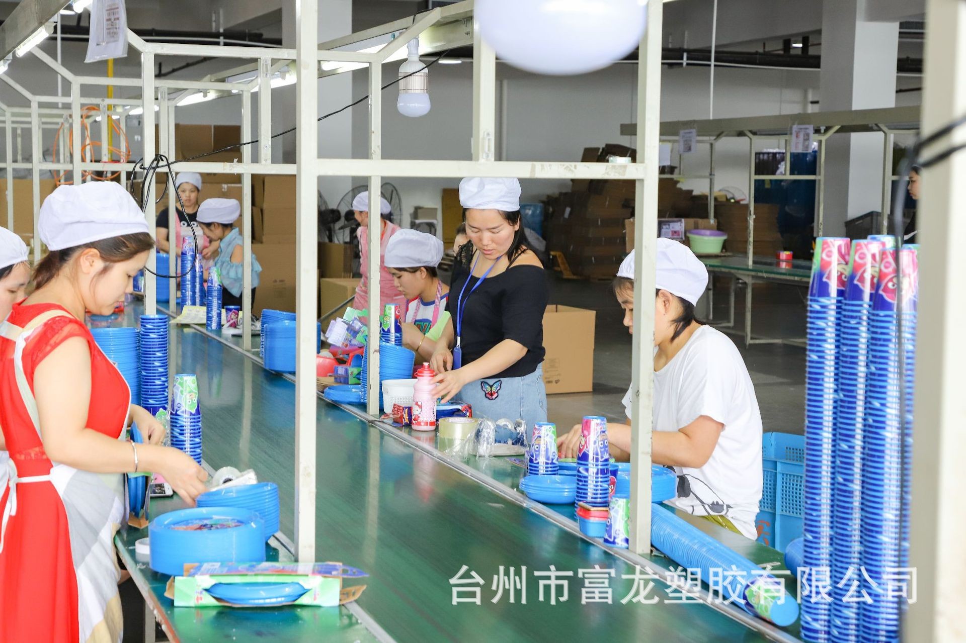 household items BPA Free 1.3L Airtight Square Food Grade Plastic Container for Storage undefined