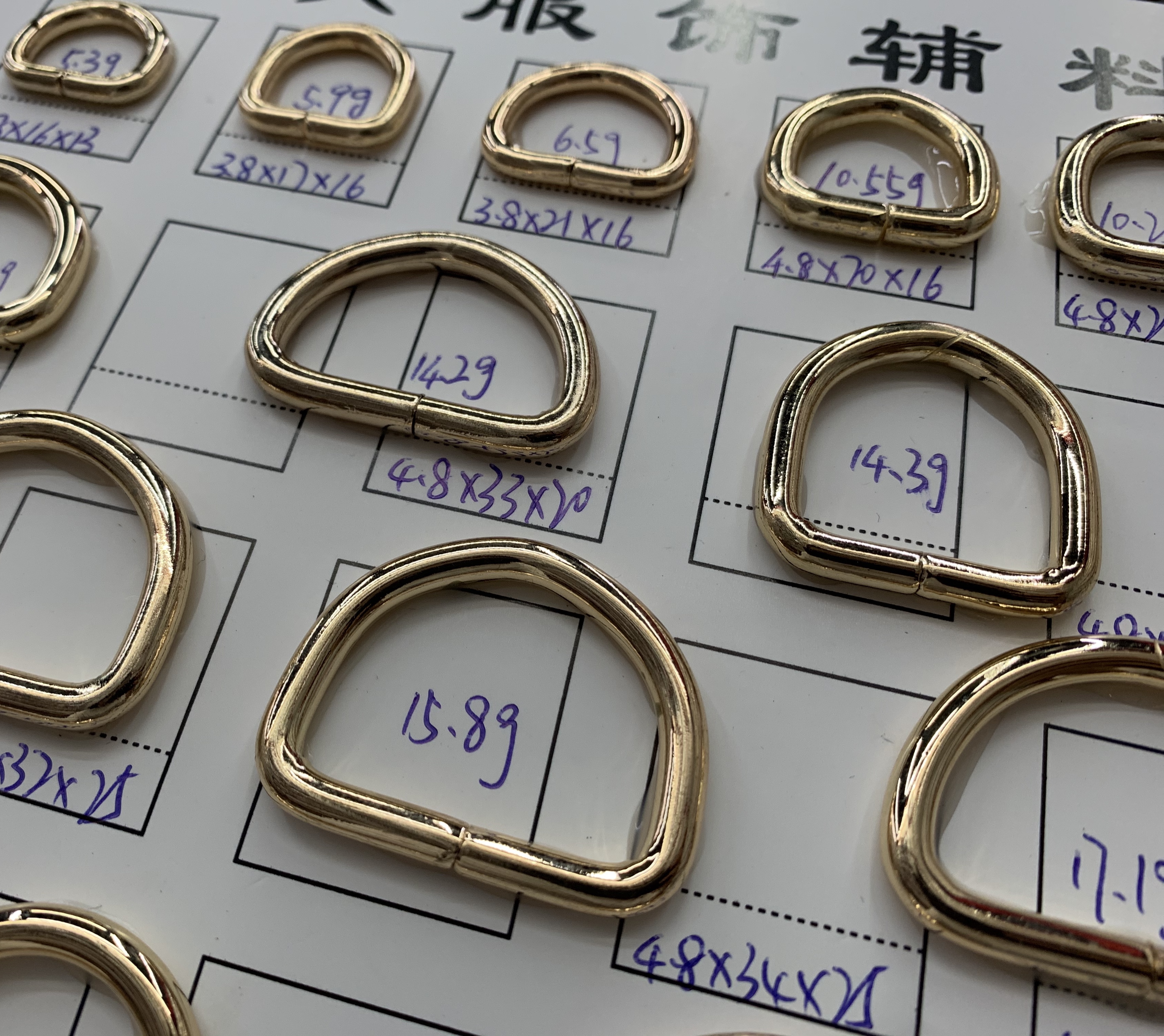 Iron D-buckle, hanging and plated bag accessories, QQ ring accessories, D-shaped sub-buckle, bag strap, hanging buckle, metal button, chain buckle Application Scenario