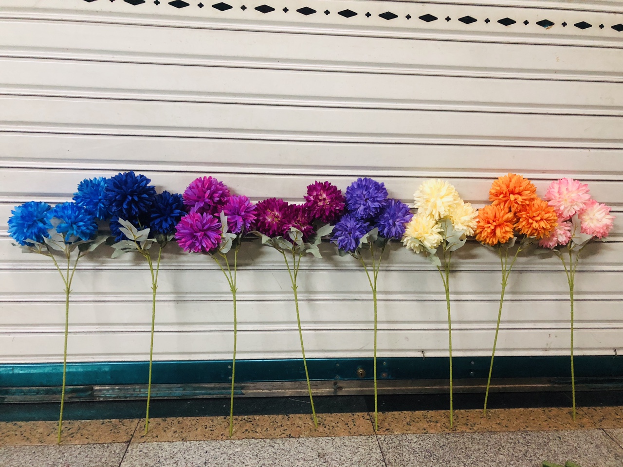 Artificial flowers: artificial three-pronged chrysanthemum, rose, peony, tea bud, tea plum, crape myrtle, lily, butterfly, orchid