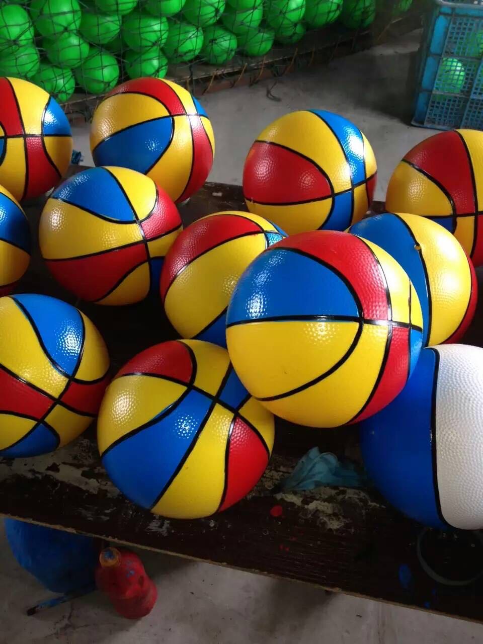 Pvc充气玩具彩绘篮球，9寸就是23公分左右，10个或者20和一包，一件200个，一个颜色。