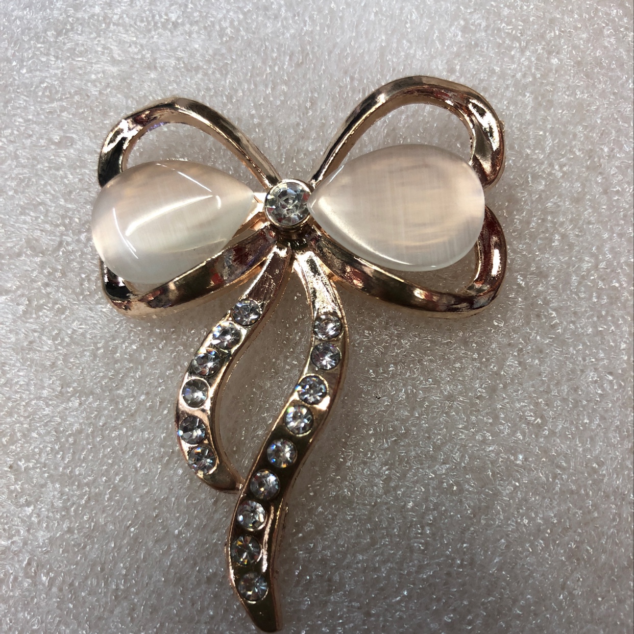 蝴蝶结猫眼胸针细节图