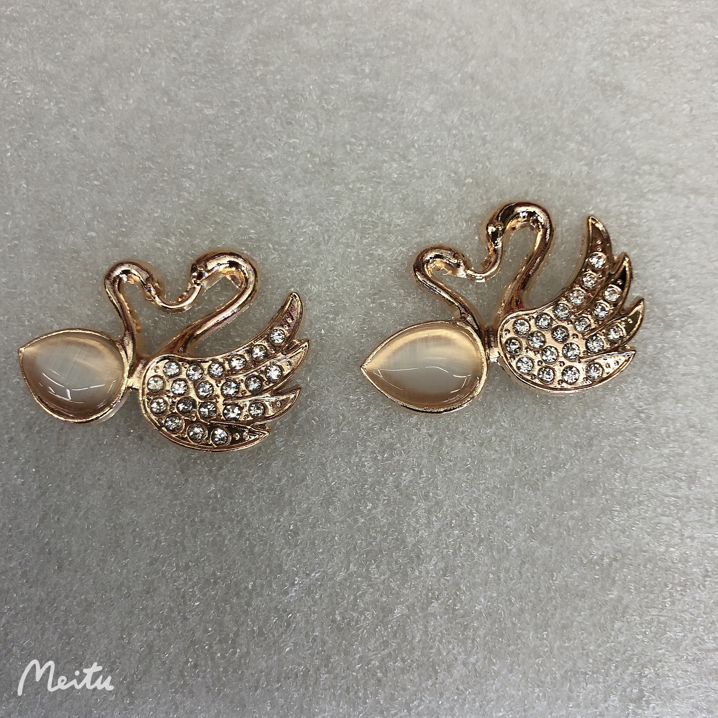 天鹅胸针产品图