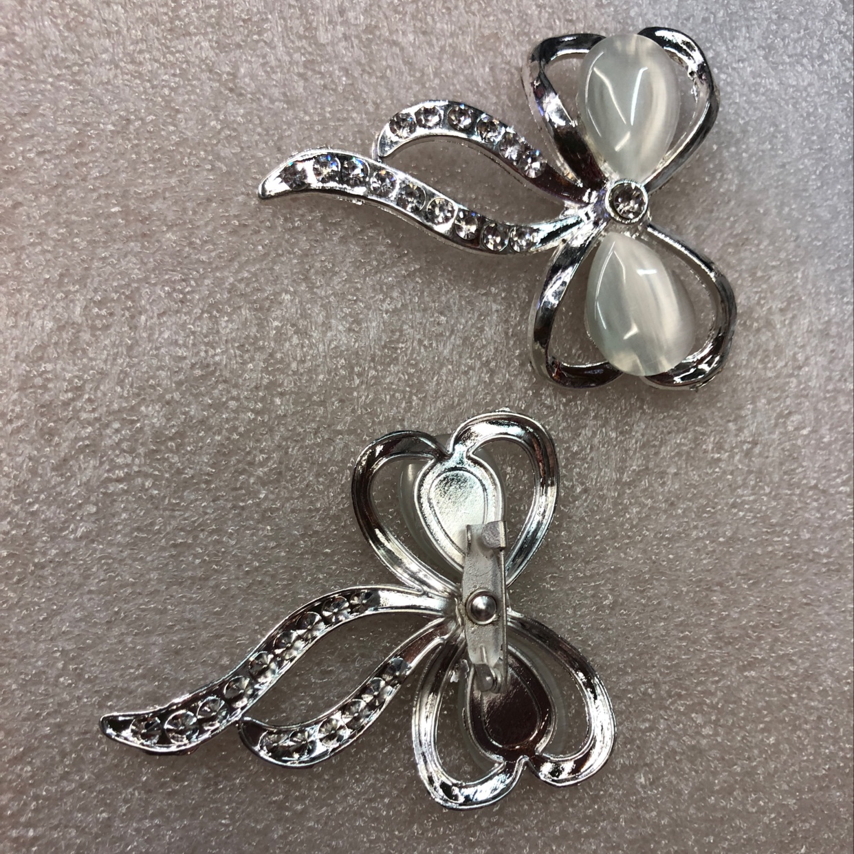 蝴蝶结猫眼胸针白底实物图