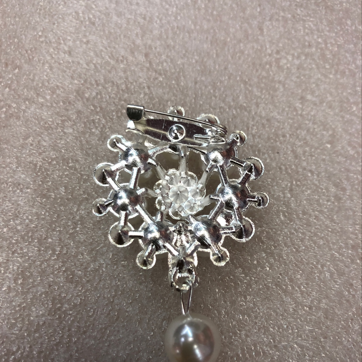 爆款圆形珍珠胸针详情图3