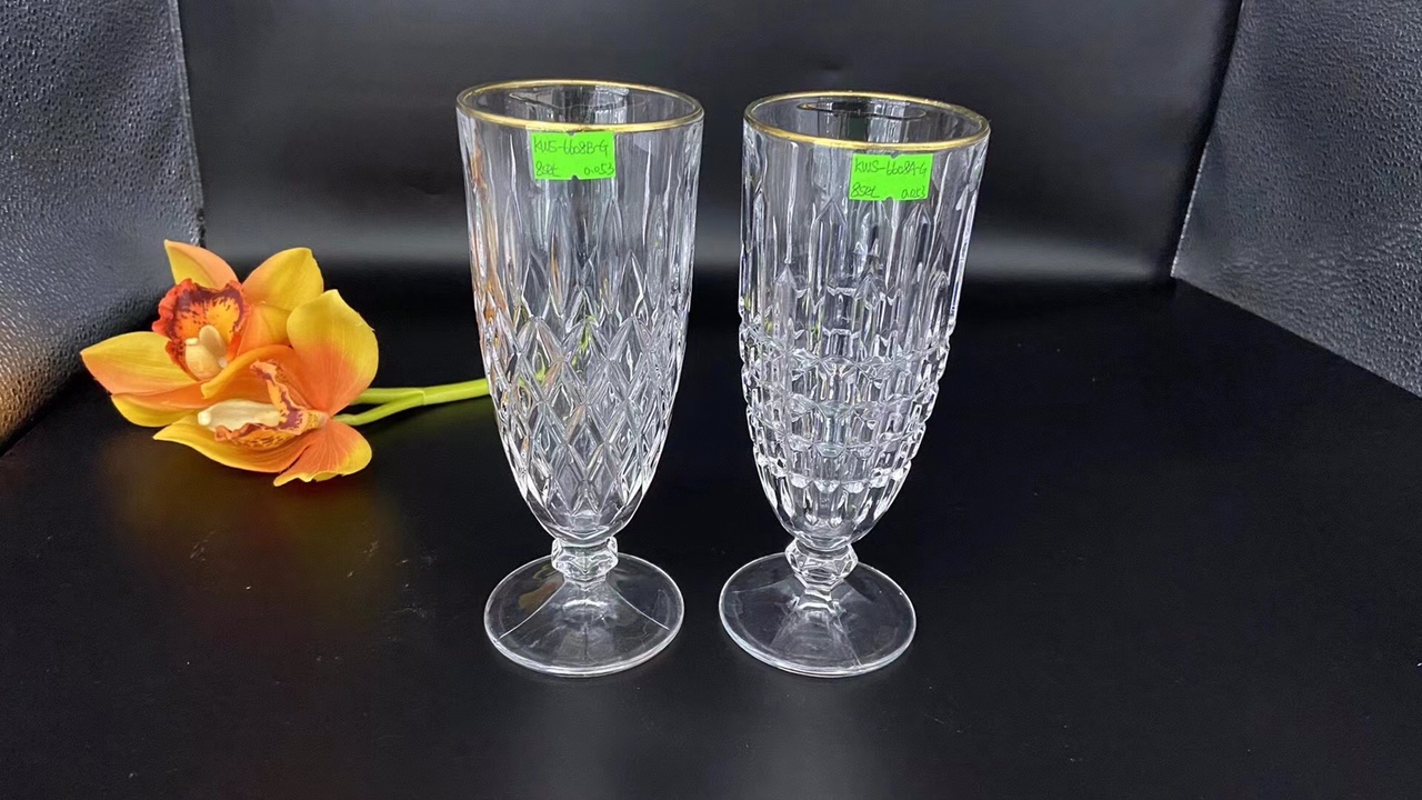 高档水晶玻璃酒杯。