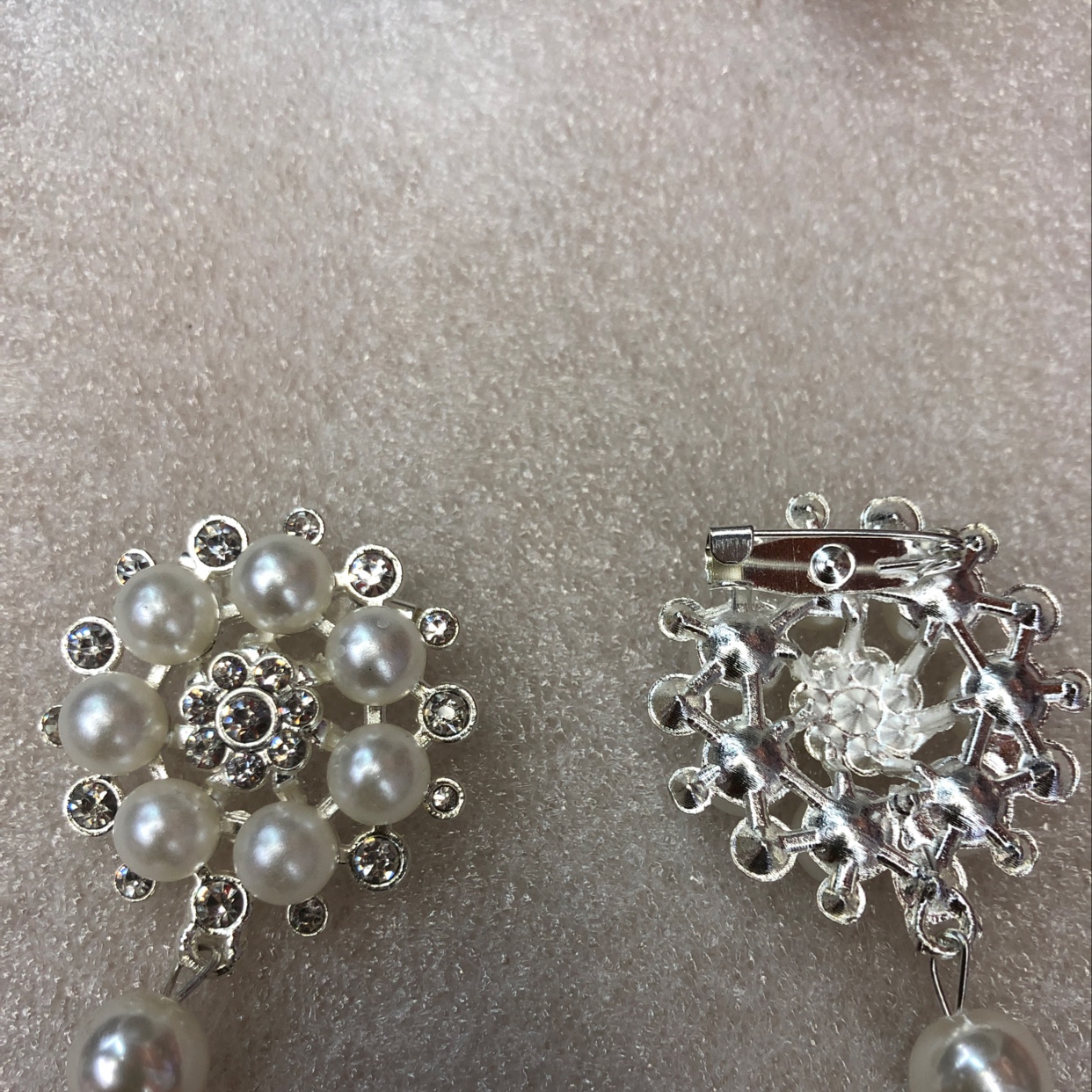 爆款圆形珍珠胸针白底实物图