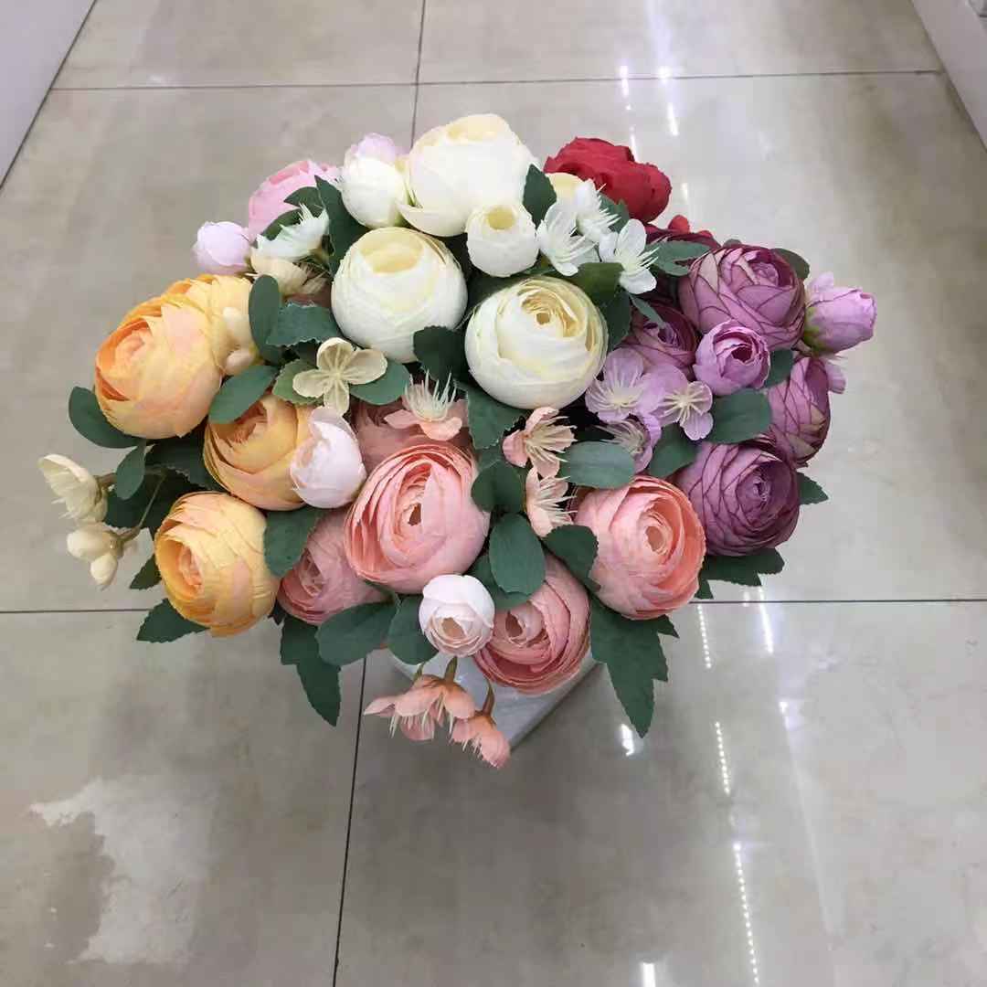 The living room features a 7-pronged Korean-style snow tea rose artificial flower arrangement details Picture