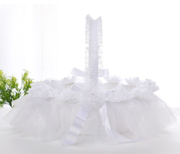 Factory direct sales of wedding flower baskets, flower boys scattering flowers, small flower baskets, bridesmaids' hand-held woven flower baskets, wholesale of wedding supplies Application Scenario
