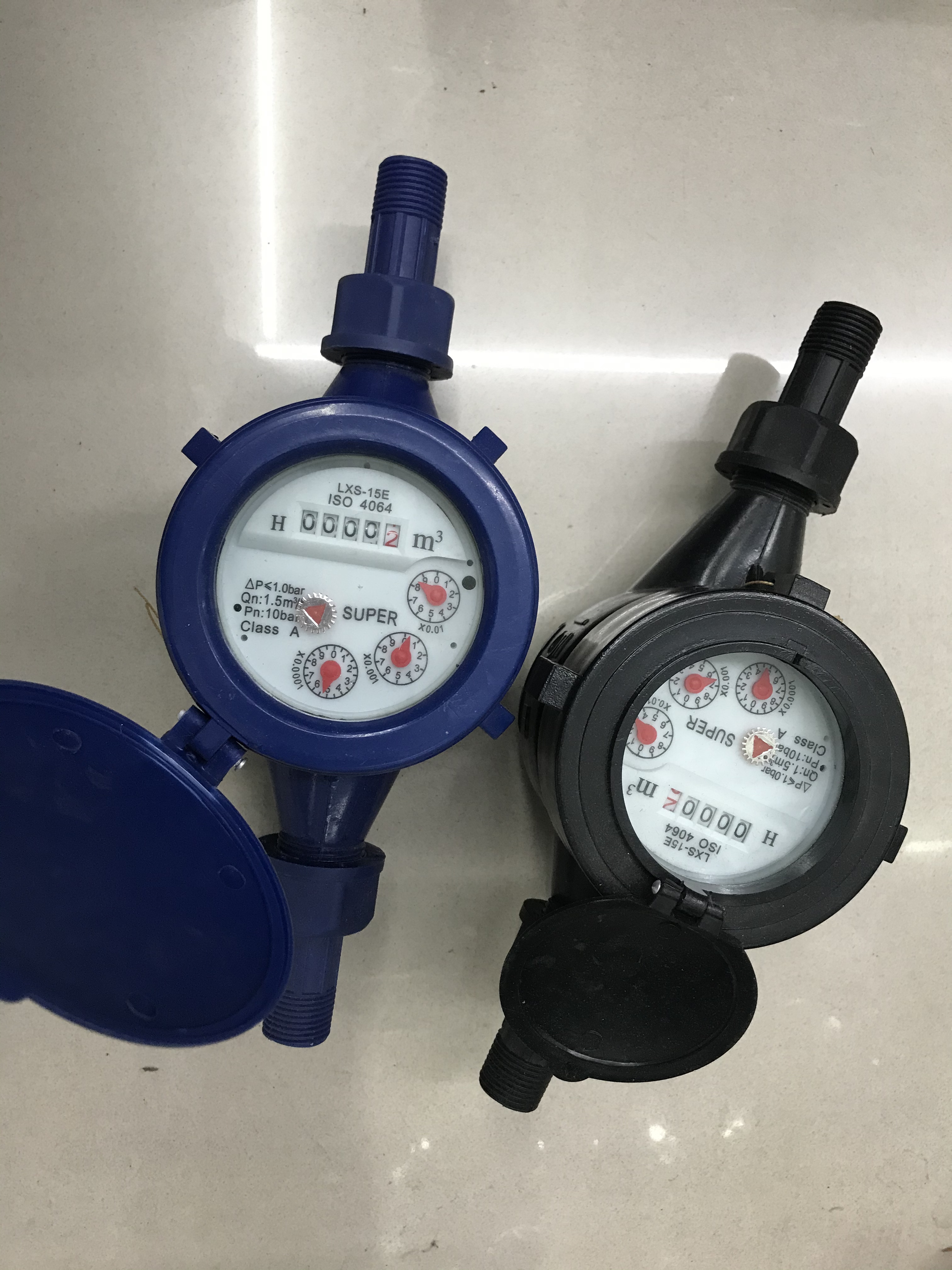 厂家直销水表白底实物图