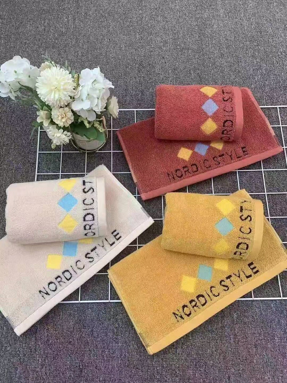 The plain jacquard pure cotton towel is modern, simple and fashionable