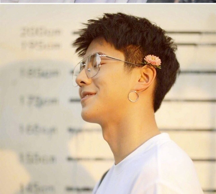 The trendy man Liu Haoran with internet-famous eyes, retro earrings, flat glasses for women, Korean style sunglasses on Instagram, and personalized myopia glasses detail image 2