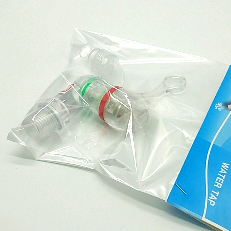  吊卡袋装塑料水龙头+防水生胶带。产品图