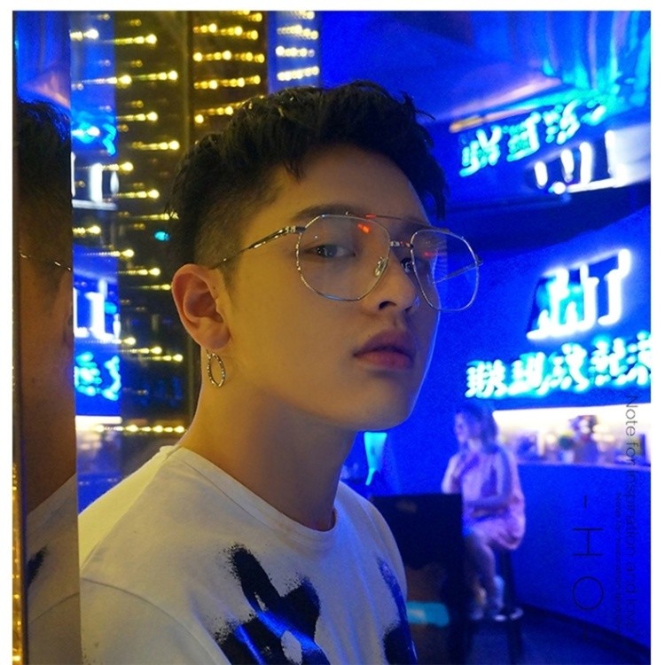 The trendy man Liu Haoran with internet-famous eyes, retro earrings, flat glasses for women, Korean style sunglasses on Instagram, and personalized myopia glasses detail image 4