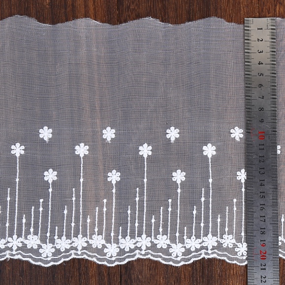 白色网布花边装饰