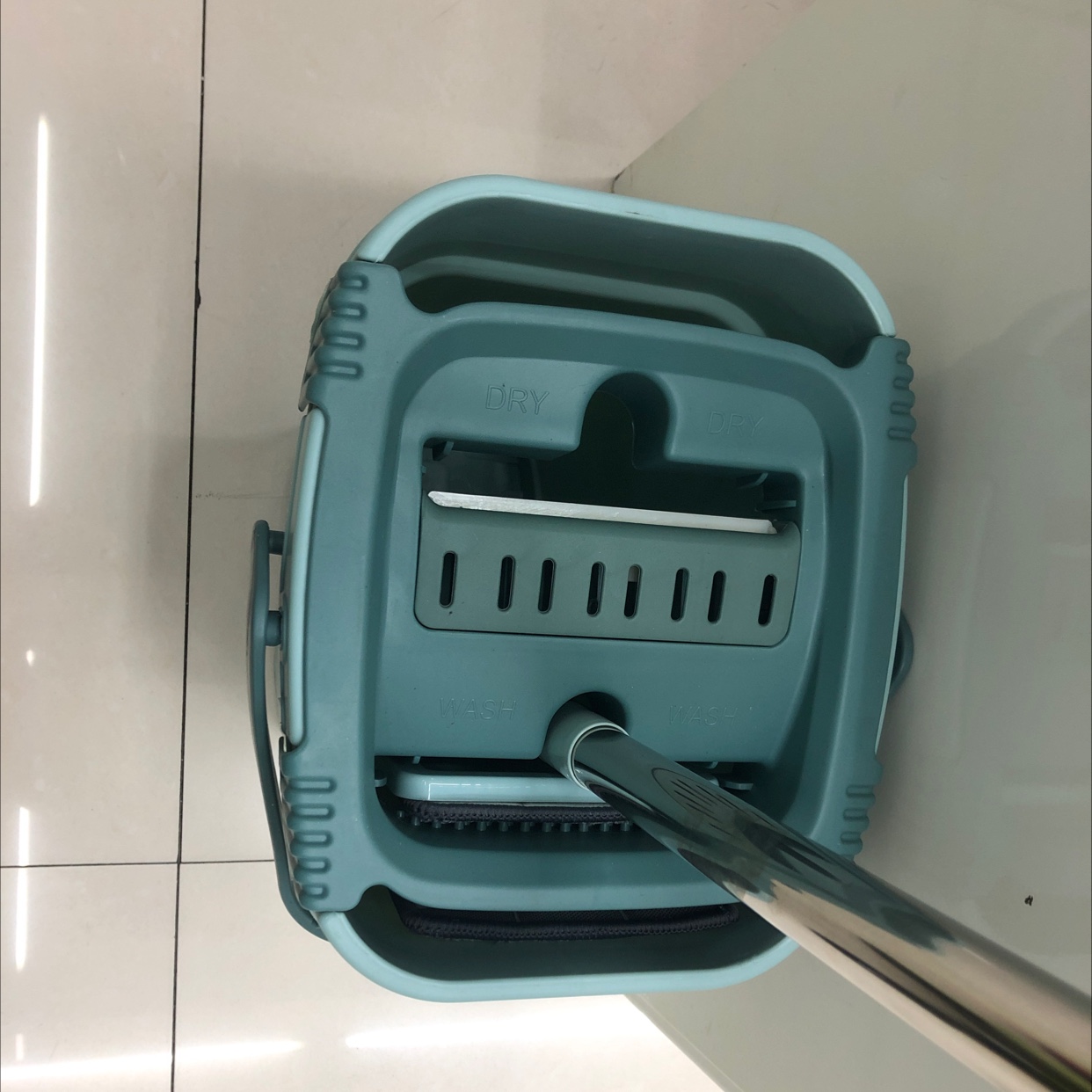 A Scraping Mop details Picture