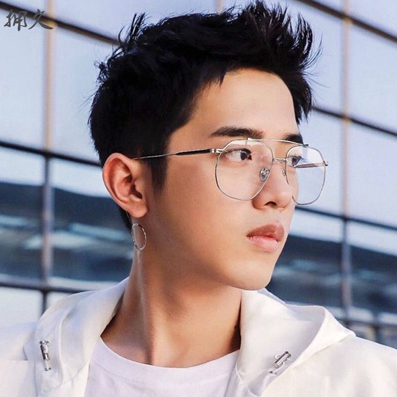 The trendy man Liu Haoran with internet-famous eyes, retro earrings, flat glasses for women, Korean style sunglasses on Instagram, and personalized myopia glasses Application Scenario