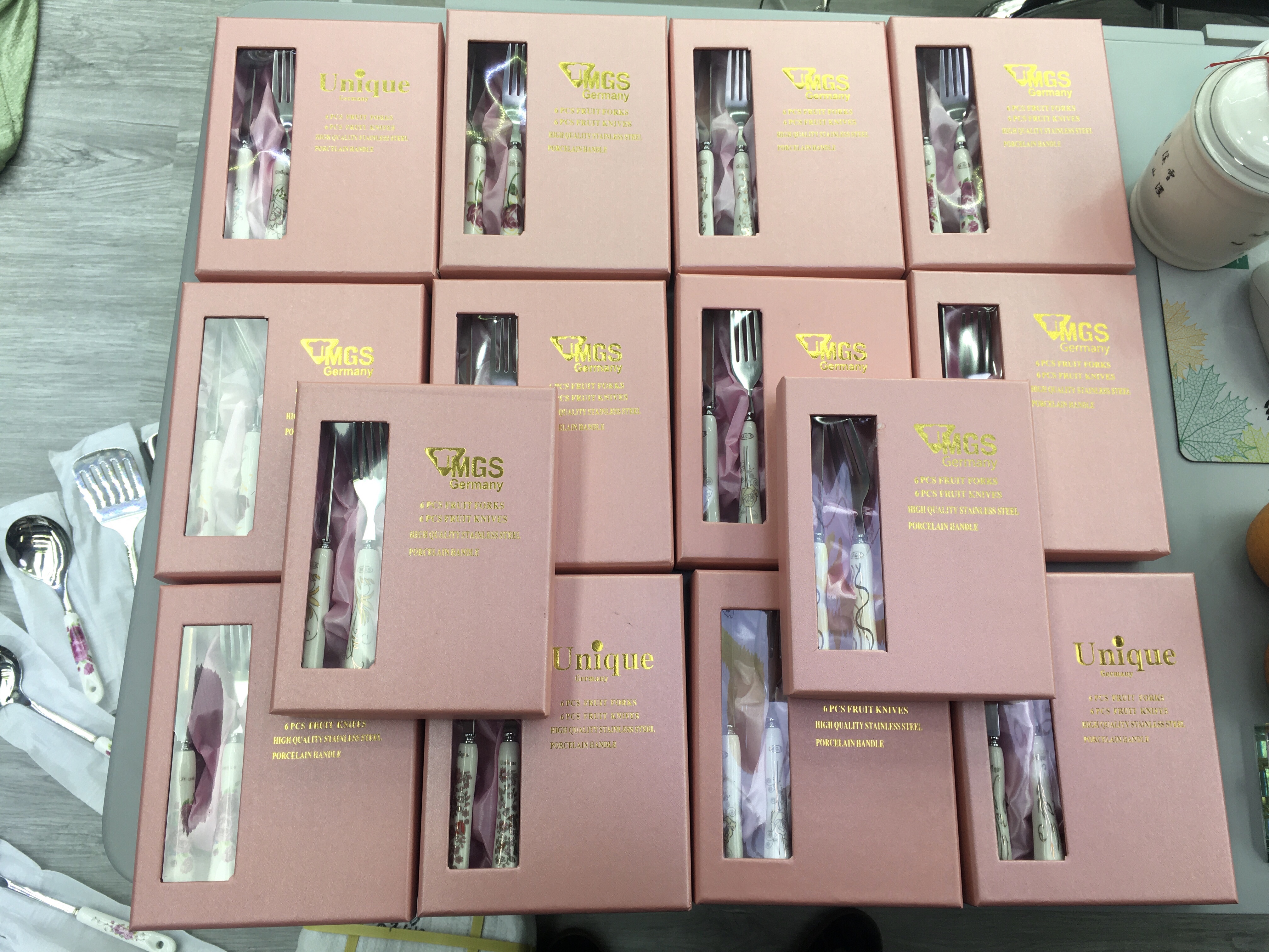 Ceramic Handle Gift Box 12-Piece Set full figure