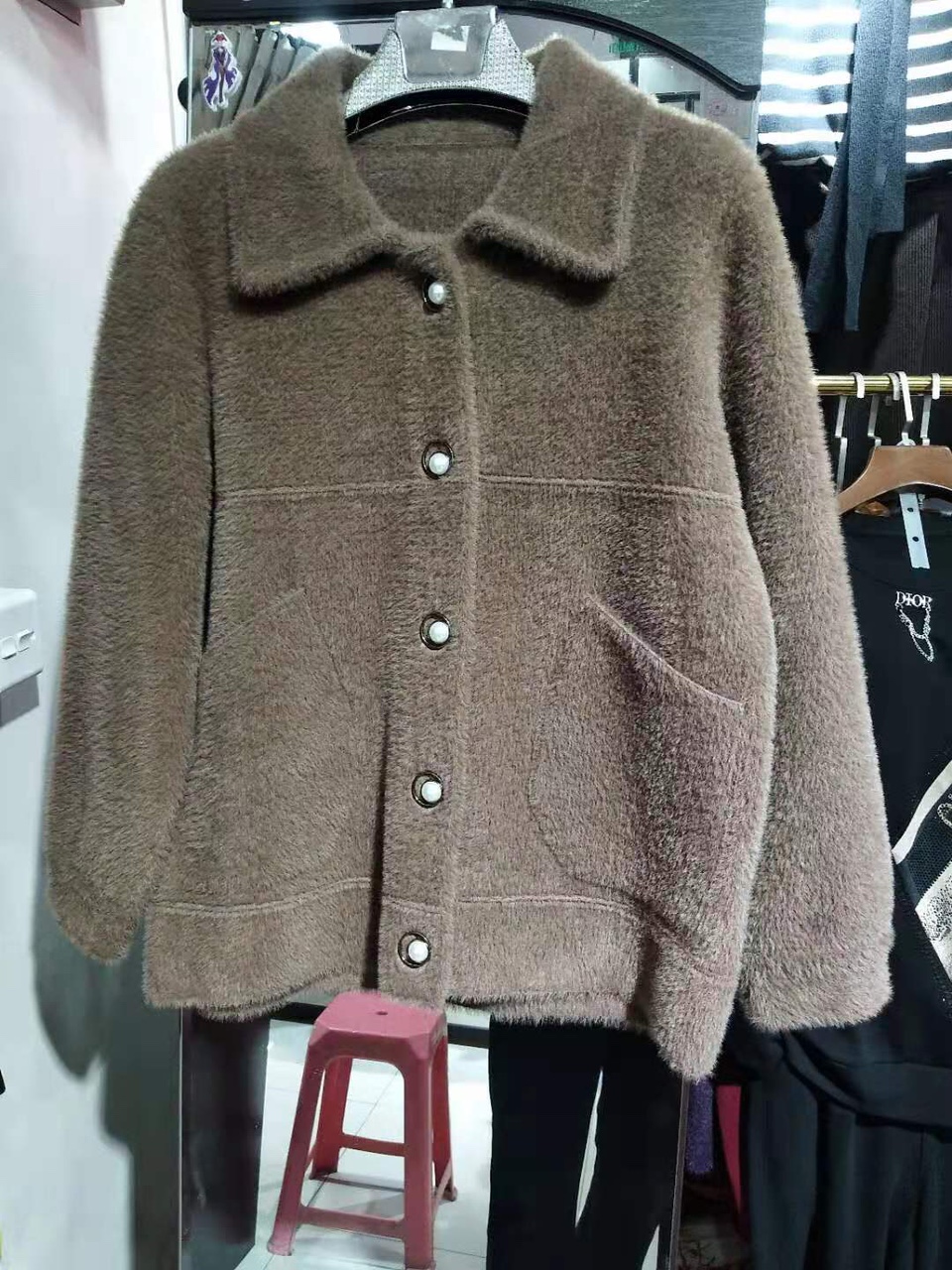 卡其色纽扣外套