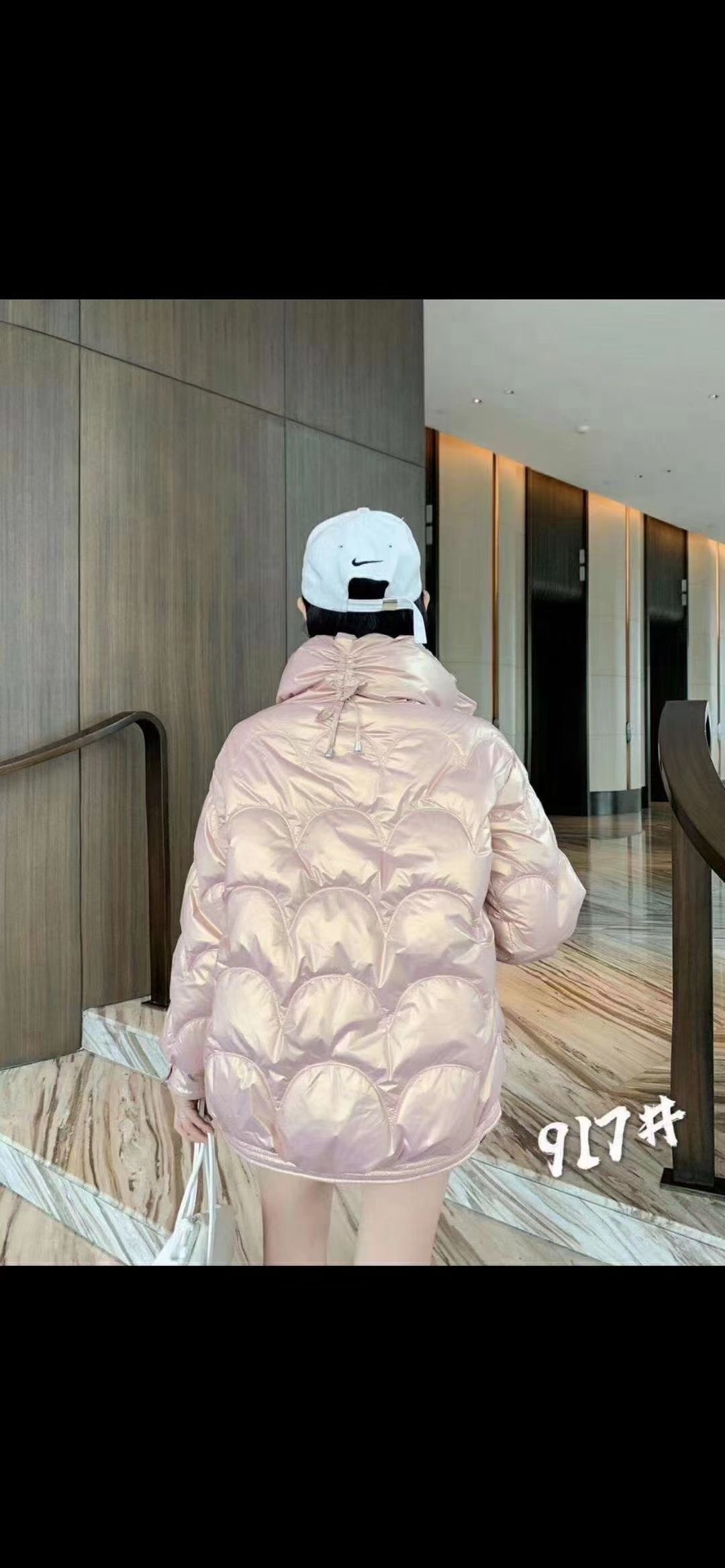 粉色几何羽绒服