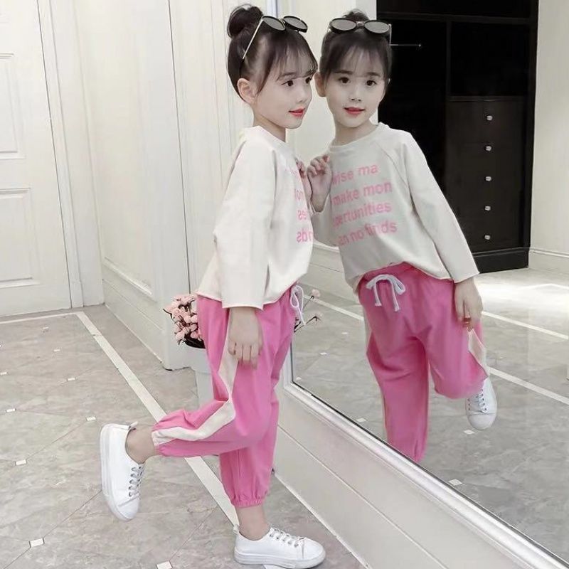 The 2020 new spring clothing set for girls is trendy and stylish. It's a two-piece sporty and fashionable set for girls in spring and autumn