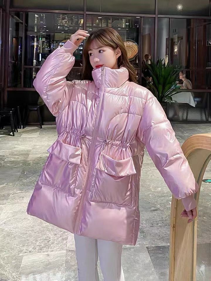 亮粉色羽绒服