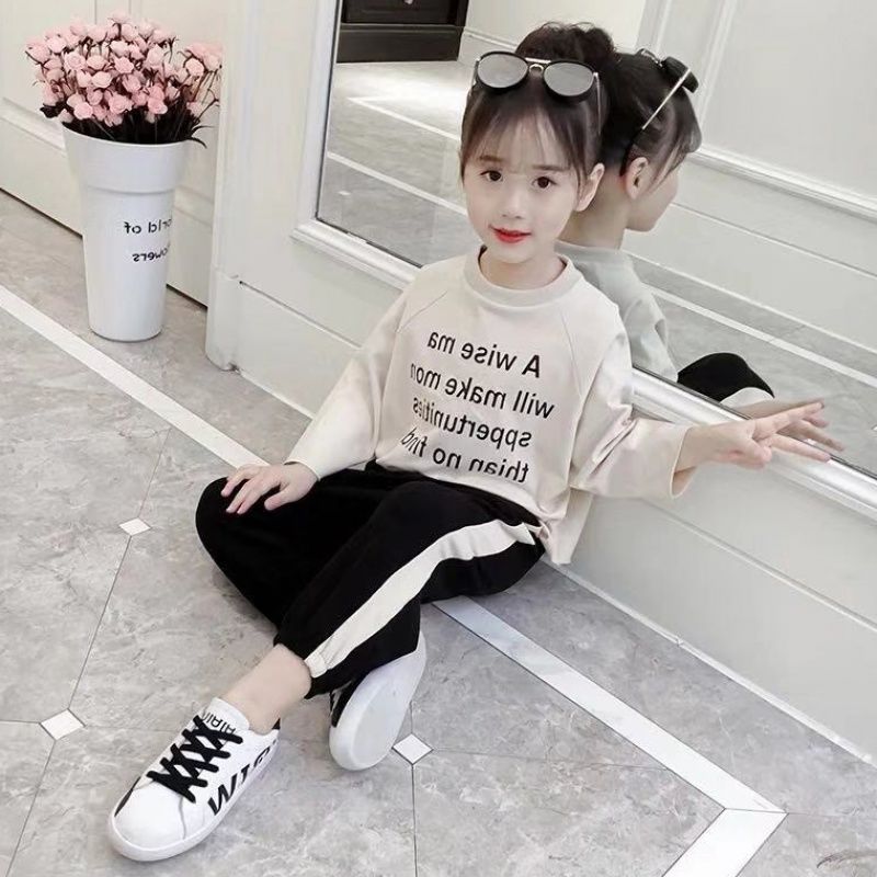 The 2020 new spring clothing set for girls is trendy and stylish. It's a two-piece sporty and fashionable set for girls in spring and autumn details Picture