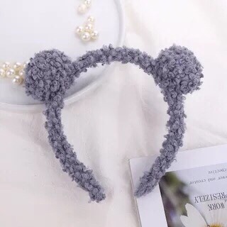 Korean-style cute lamb and bear hair bands, the same fashionable headwear and hair clips as those on Internet celebrities, are sold at overseas stalls undefined