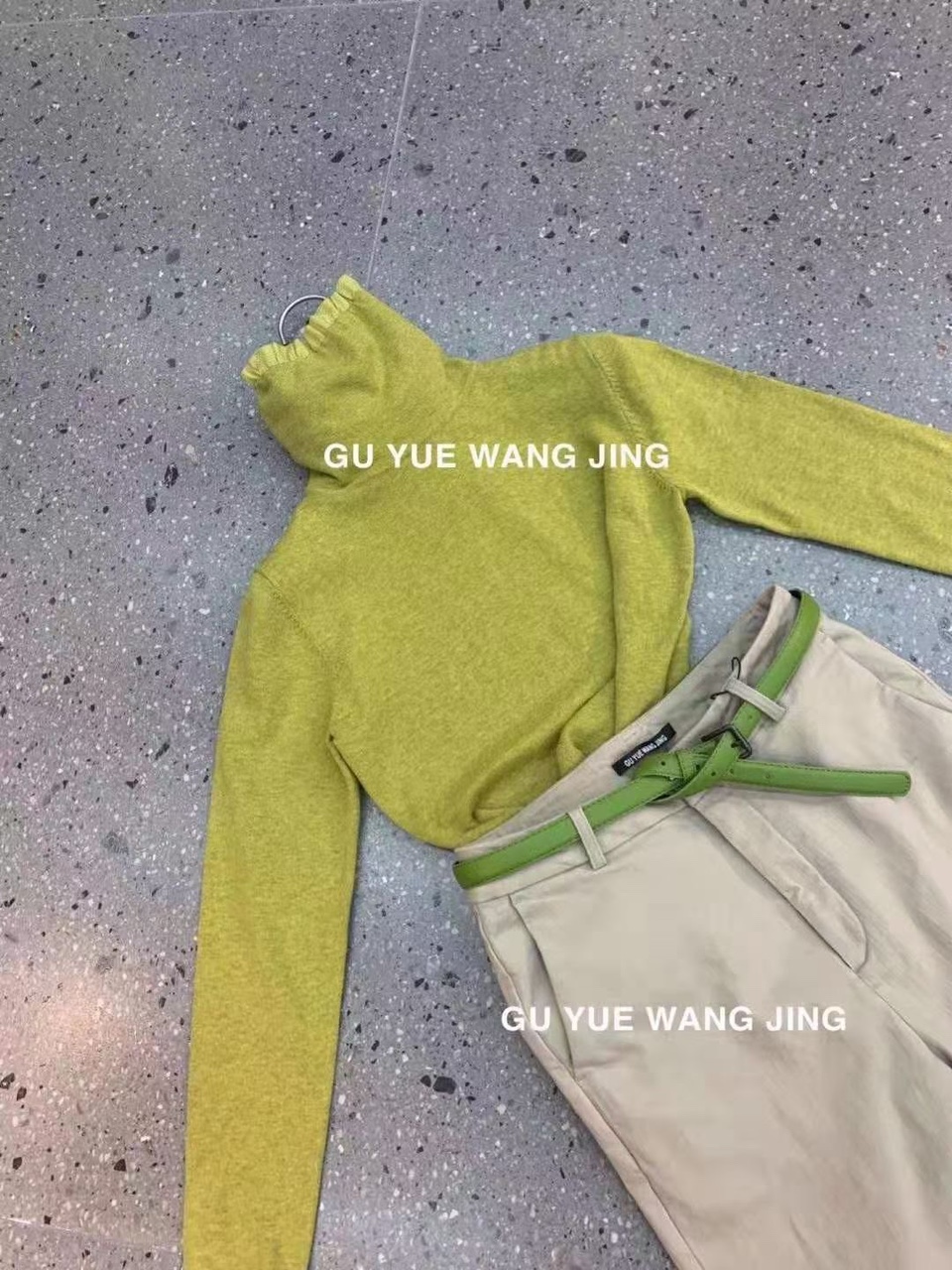 荧光绿高领打底衫百搭