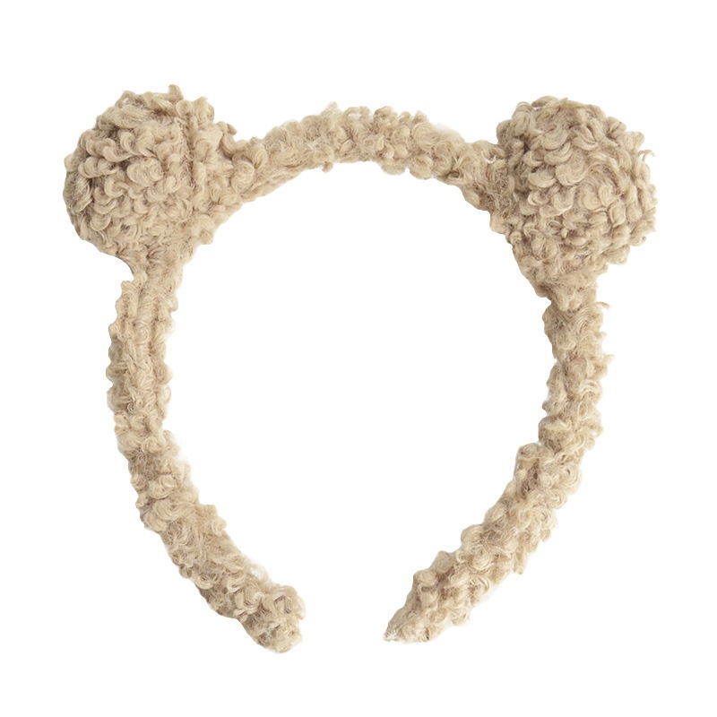 Korean-style cute lamb and bear hair bands, the same fashionable headwear and hair clips as those on Internet celebrities, are sold at overseas stalls undefined