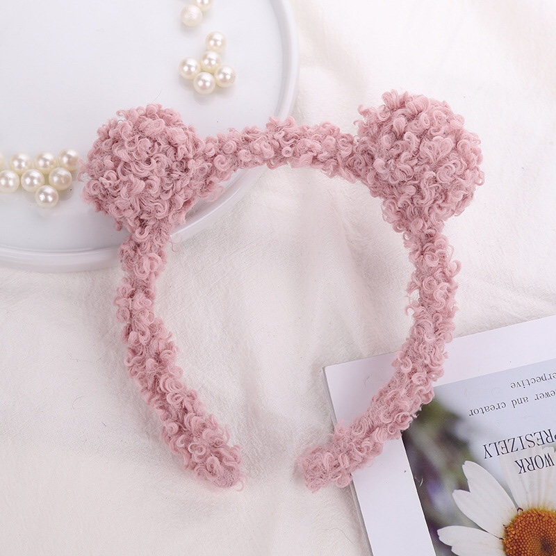 Korean-style cute lamb and bear hair bands, the same fashionable headwear and hair clips as those on Internet celebrities, are sold at overseas stalls undefined