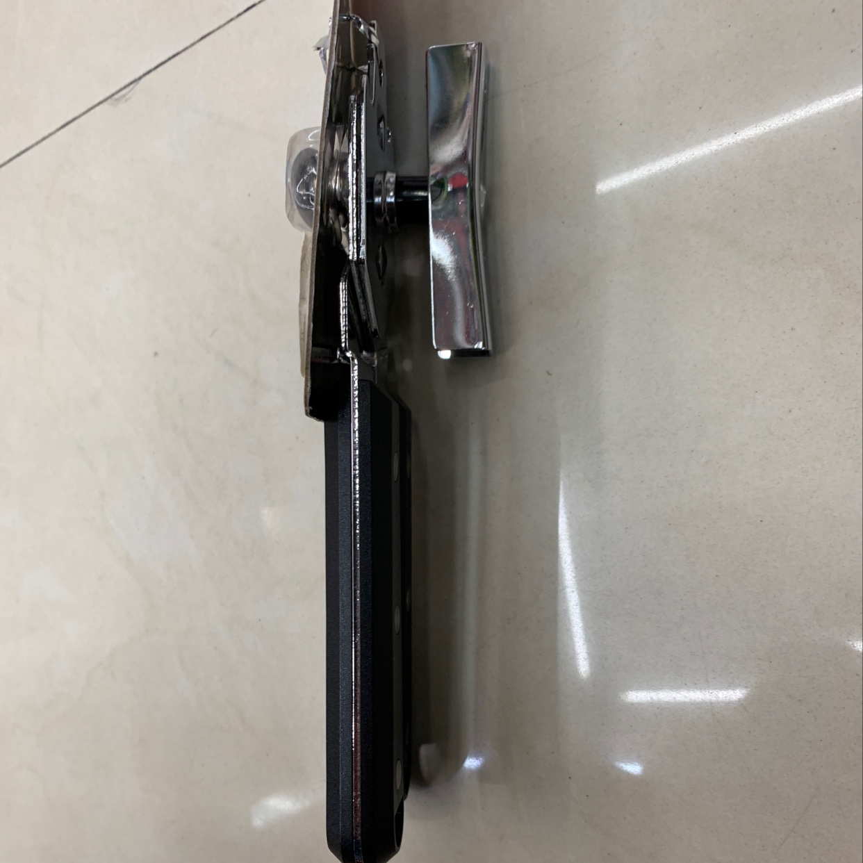 多功能开罐器白底实物图