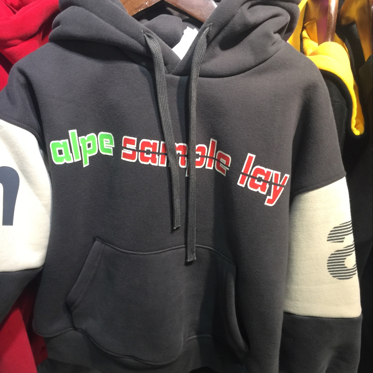 带帽卫衣