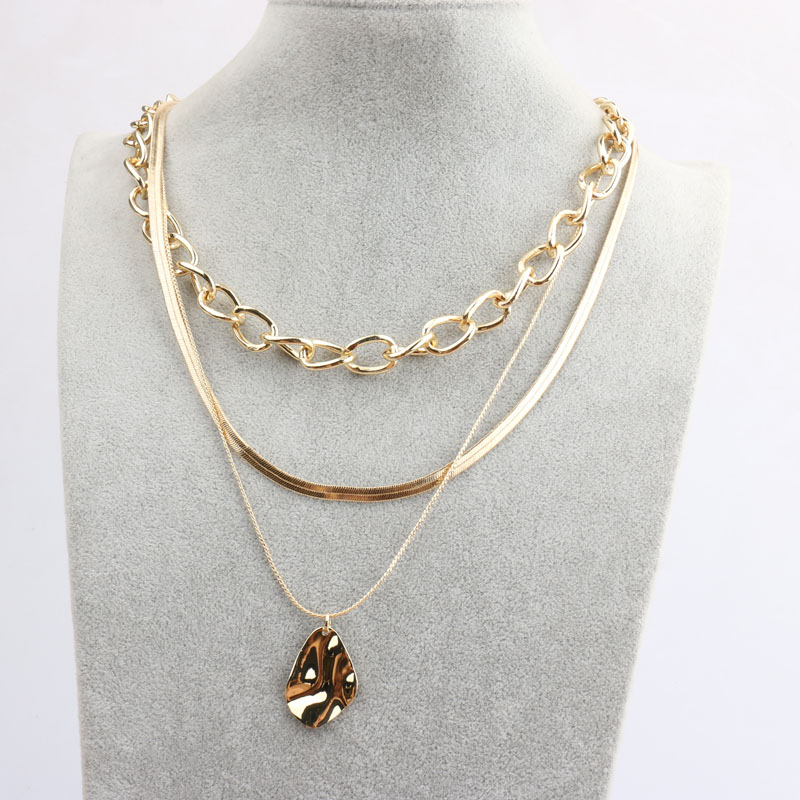تبالغ اوروپا وأميركا في هذا النوع الجديد من السلسلة الغريبة من قلادة Choker التي تحتوي على ثلاثة طبقات من سلسلة الثعابين detail image 4