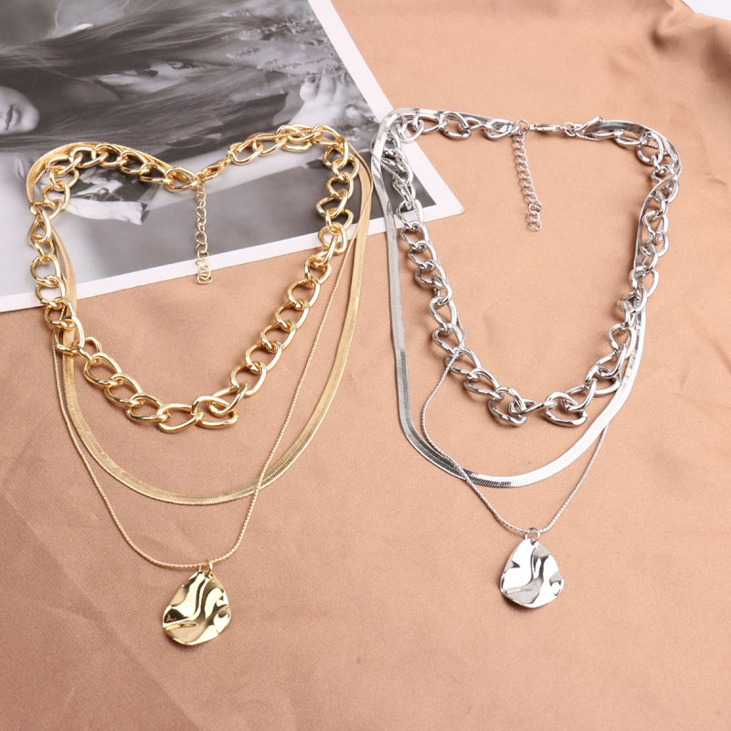 تبالغ اوروپا وأميركا في هذا النوع الجديد من السلسلة الغريبة من قلادة Choker التي تحتوي على ثلاثة طبقات من سلسلة الثعابين