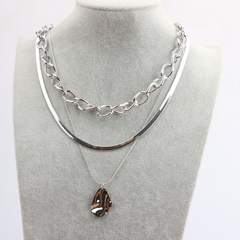 تبالغ اوروپا وأميركا في هذا النوع الجديد من السلسلة الغريبة من قلادة Choker التي تحتوي على ثلاثة طبقات من سلسلة الثعابين details Picture