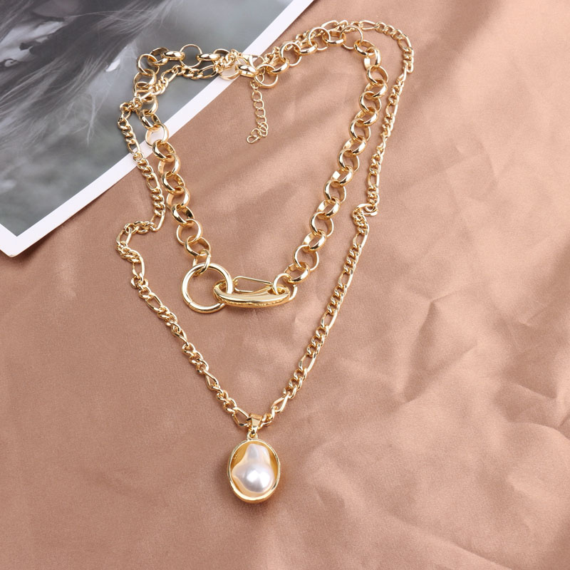 This is a new and exaggerated chain-shaped pearl necklace from Europe and America. It is a double-layer accessory collarbone chain mixed with a snake chain by the Internet celebrity choker Application Scenario