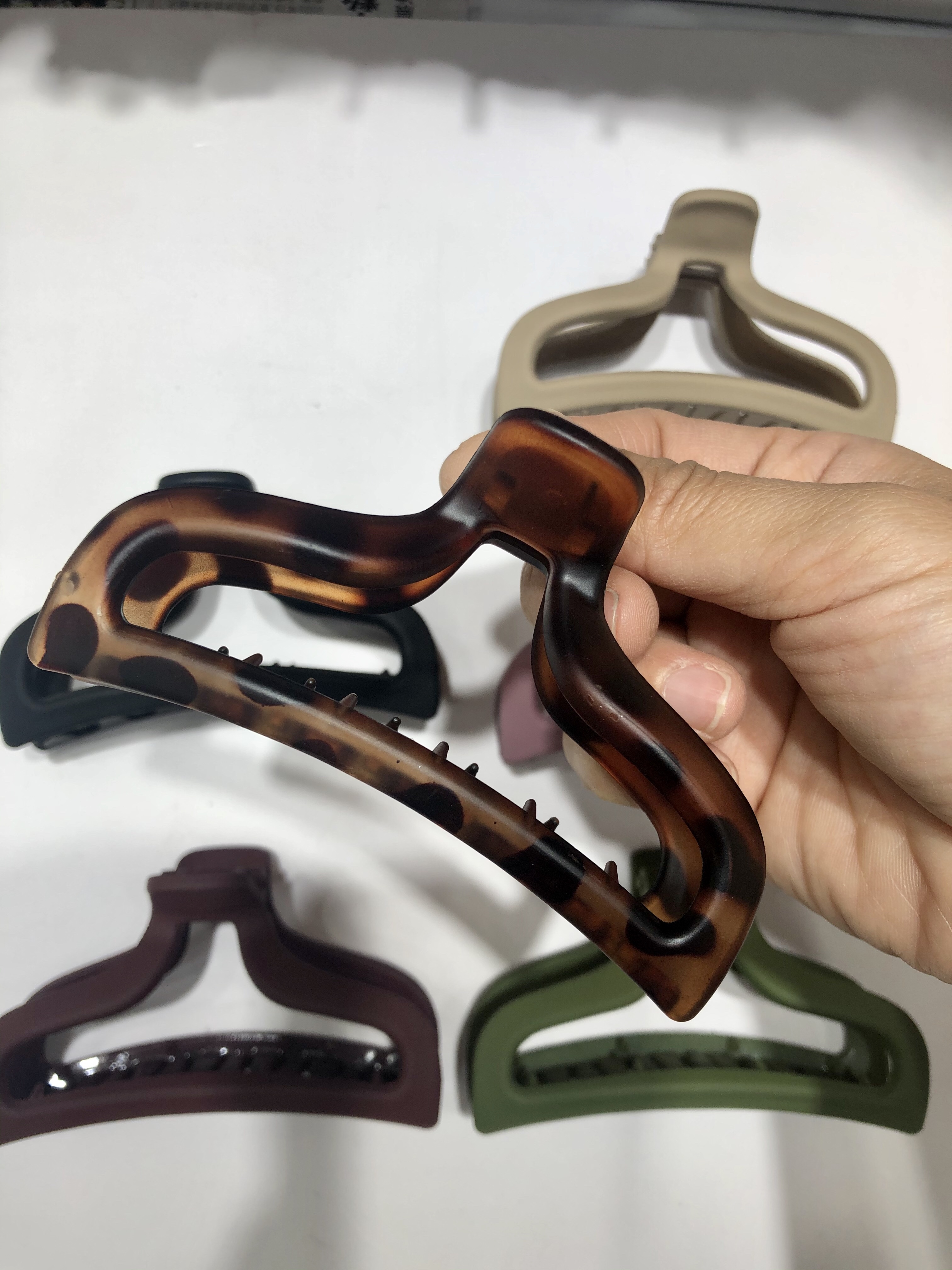 This is a simple and elegant color for the trendy hair claws Specification image