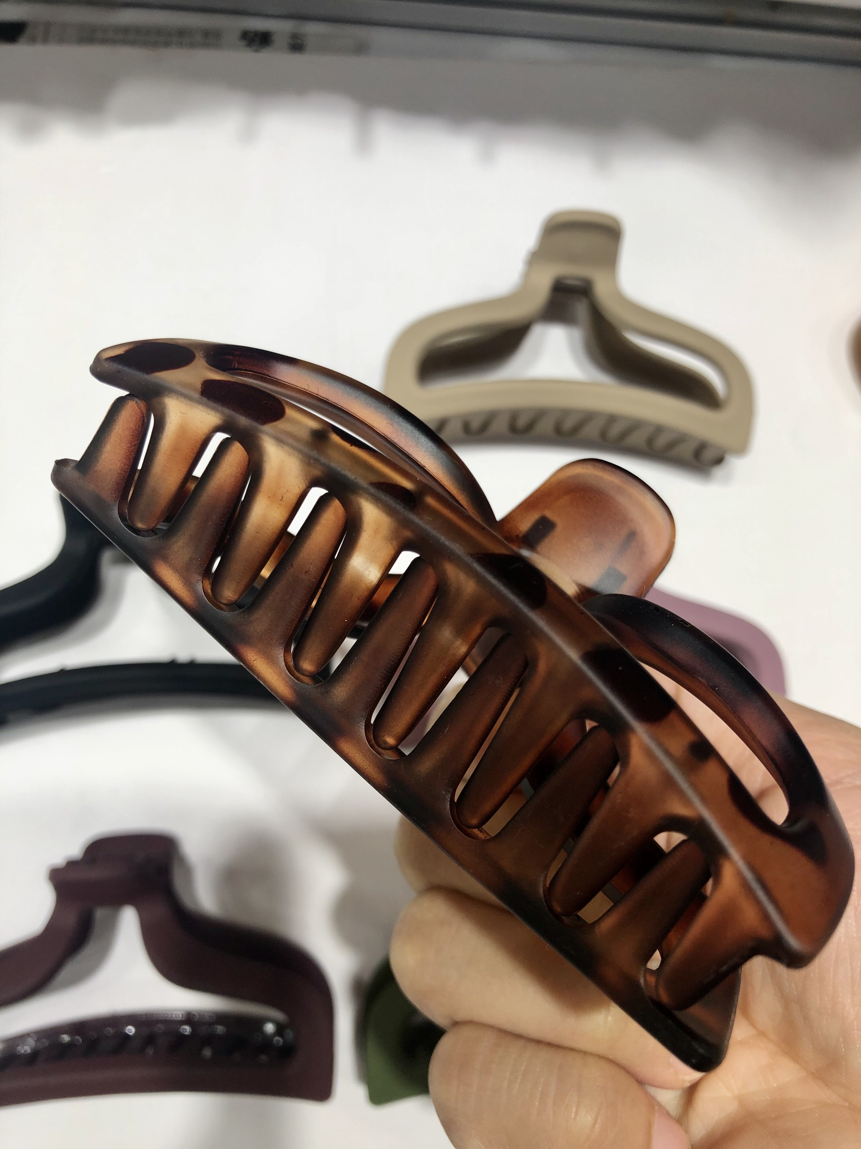 This is a simple and elegant color for the trendy hair claws Application Scenario