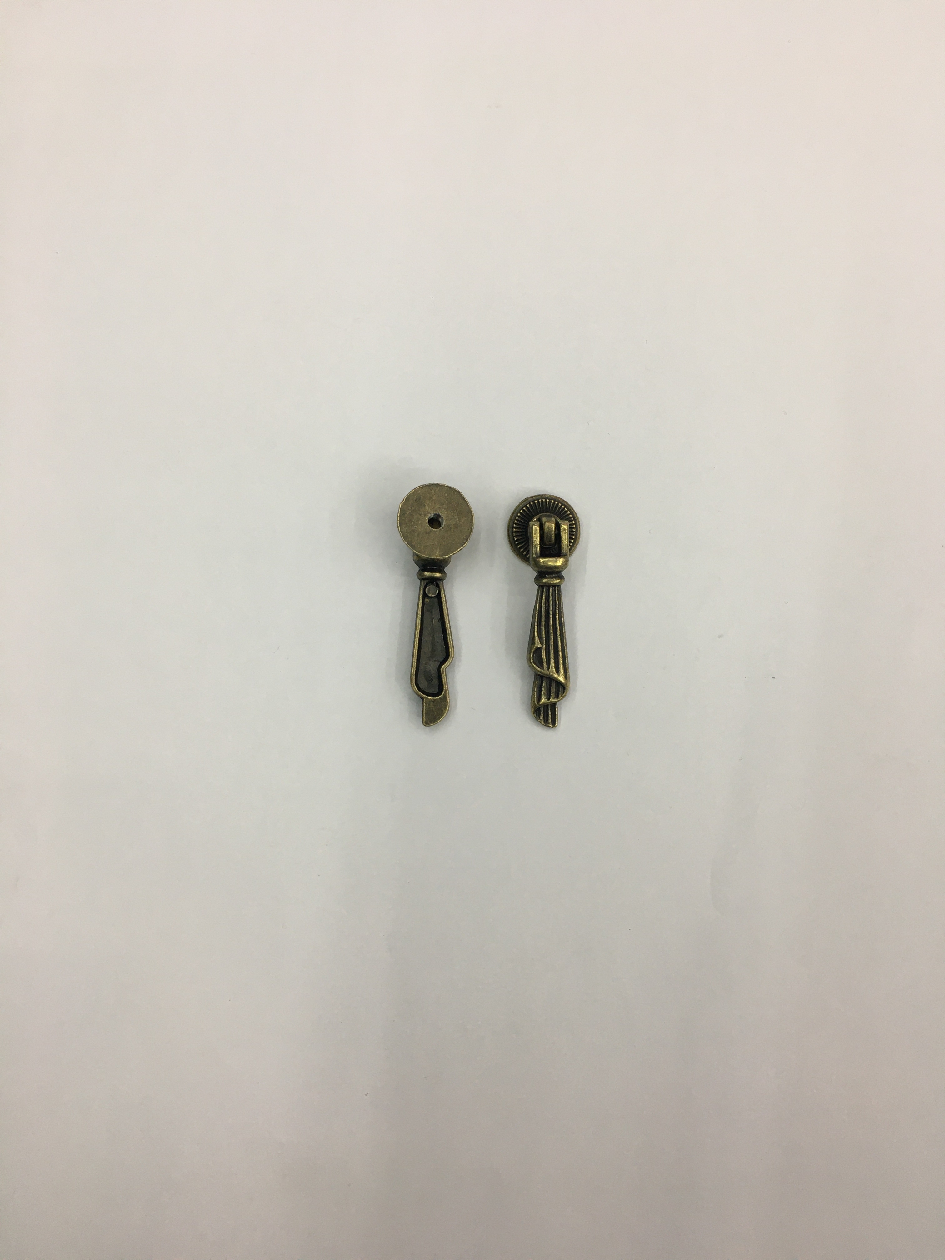 Antique-style pull handles for kitchen and cabinet doors Specification image